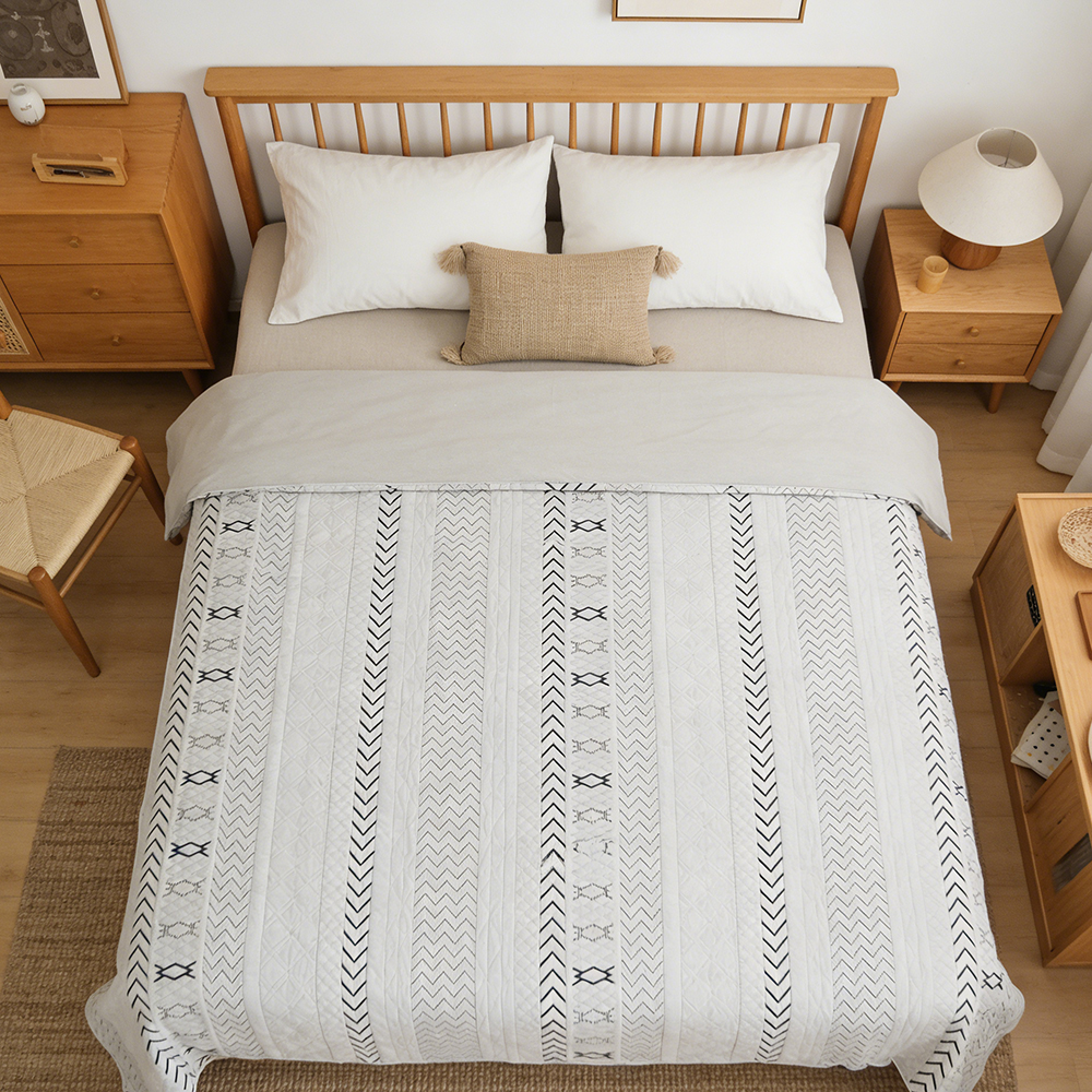 DECMAY Three piece geometric pattern breathable ultra-fine fiber bed cover, suitable for rural style home decoration and bedroom decoration